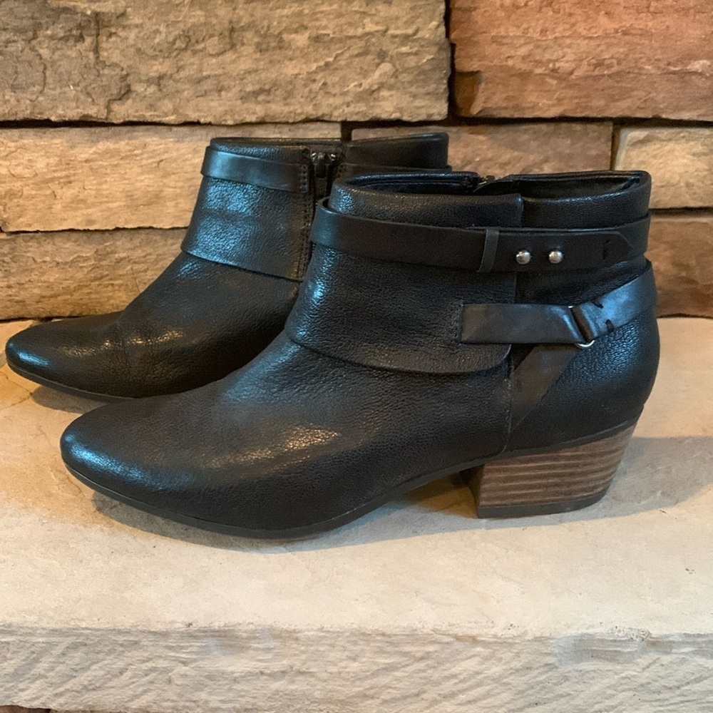 Clarks sz 9 black pebbled leather booties with side buckle accent